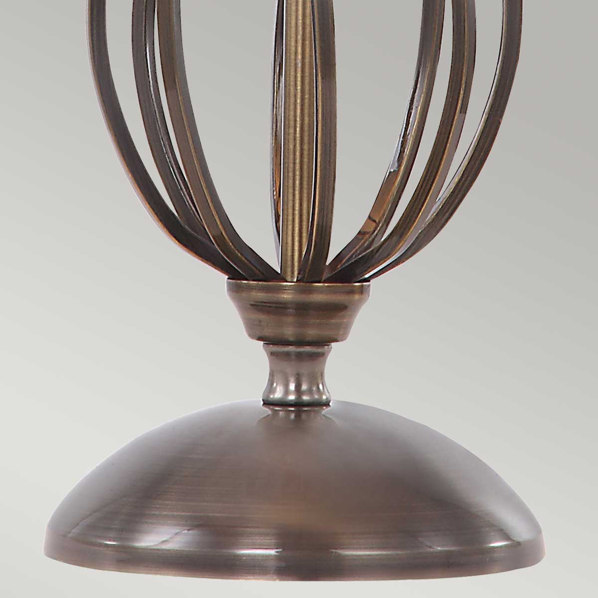 Artisan 55cm Antik mässing bordslampa från Elstead Lighting - Den &auml;r f&ouml;rsedd med en veckad lampsk&auml;rm i elfenbensf&auml;rg och en finish i antikm&auml;ssing som ger en klassisk och sofistikerad look.