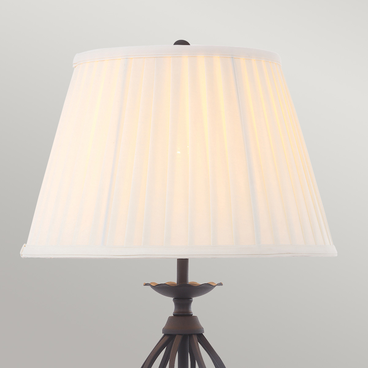 Artisan 55cm Svart bordslampa från Elstead Lighting - Den &auml;r f&ouml;rsedd med en veckad lampsk&auml;rm i elfenbensf&auml;rg och en finish i svart f&auml;rg som ger en klassisk och sofistikerad look.