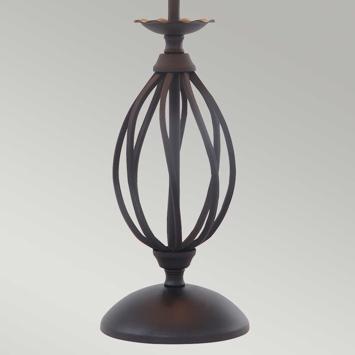 Artisan 55cm Svart bordslampa från Elstead Lighting - Den &auml;r f&ouml;rsedd med en veckad lampsk&auml;rm i elfenbensf&auml;rg och en finish i svart f&auml;rg som ger en klassisk och sofistikerad look.