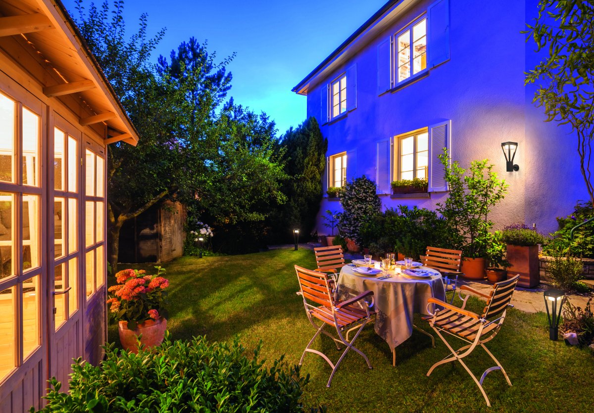 Bouquet Sensor Svart solcellslampa från Ledvance - Den inbyggda PIR-r&ouml;relsesensorn och dagsljussensorn g&ouml;r att lampan t&auml;nds automatiskt vid r&ouml;relse i m&ouml;rker, vilket ger b&aring;de s&auml;kerhet och energieffektivitet.