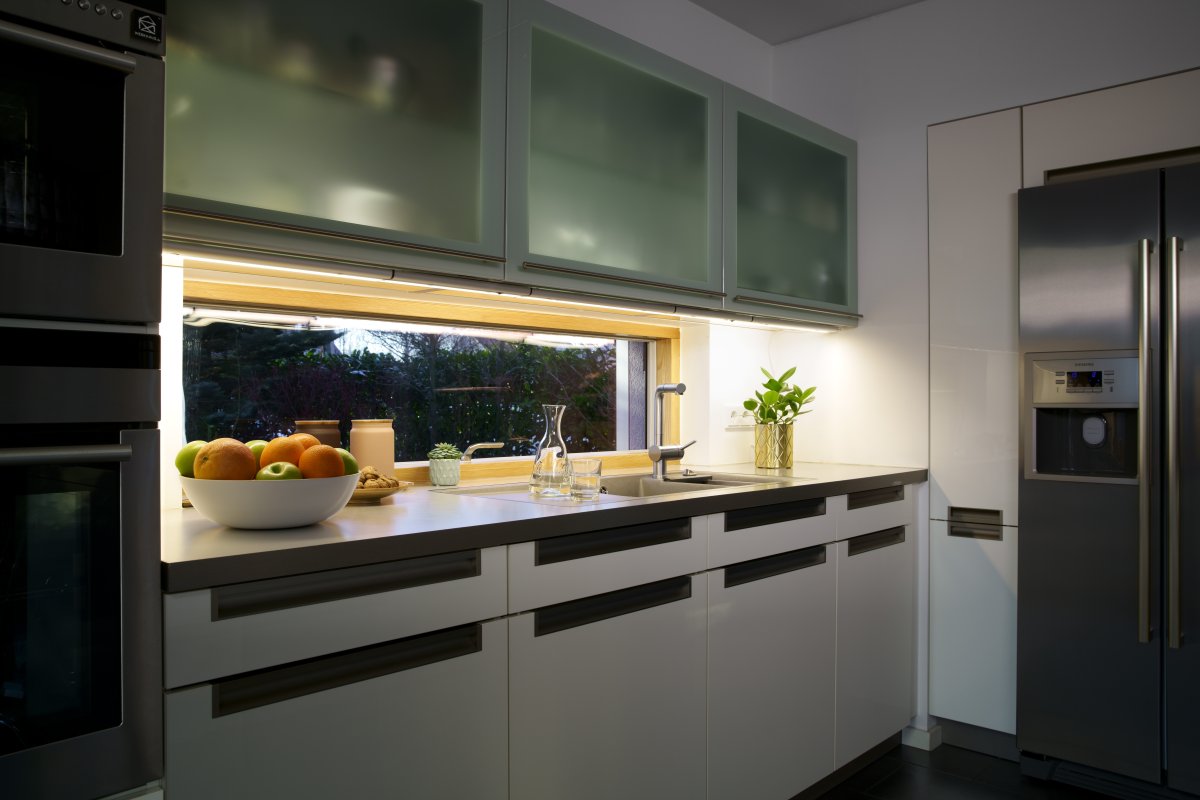 Flat Sensor 12W 3000K 53cm Silver från Ledvance - Lampan skruvas fast och ansluts sedan med mef&ouml;ljande kabel och v&auml;ggkontakt.