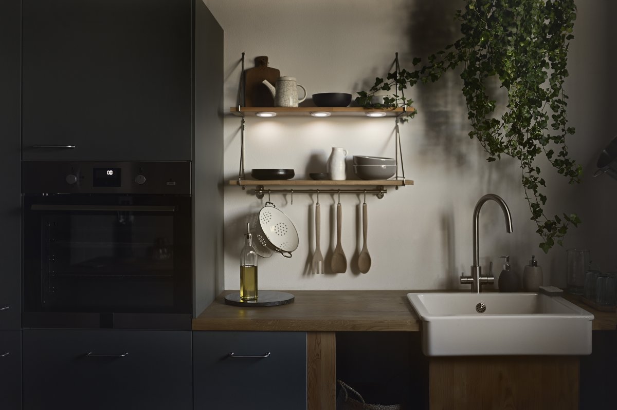 Spot Magnet 8,5W Vit från Ledvance - Fr&aring;n dimmern g&aring;r sedan en sladd p&aring; 1,5m som avslutas med en väggkontakt f&ouml;r v&auml;gguttag.