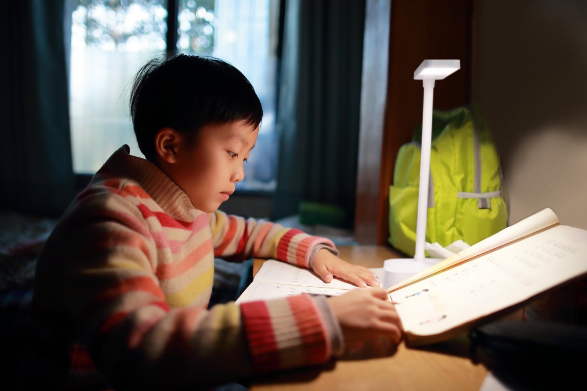 Panan Fold 30cm Vit portabel från Ledvance - Panan Fold &auml;r en modern bordslampa som dessutom &auml;r portabel.