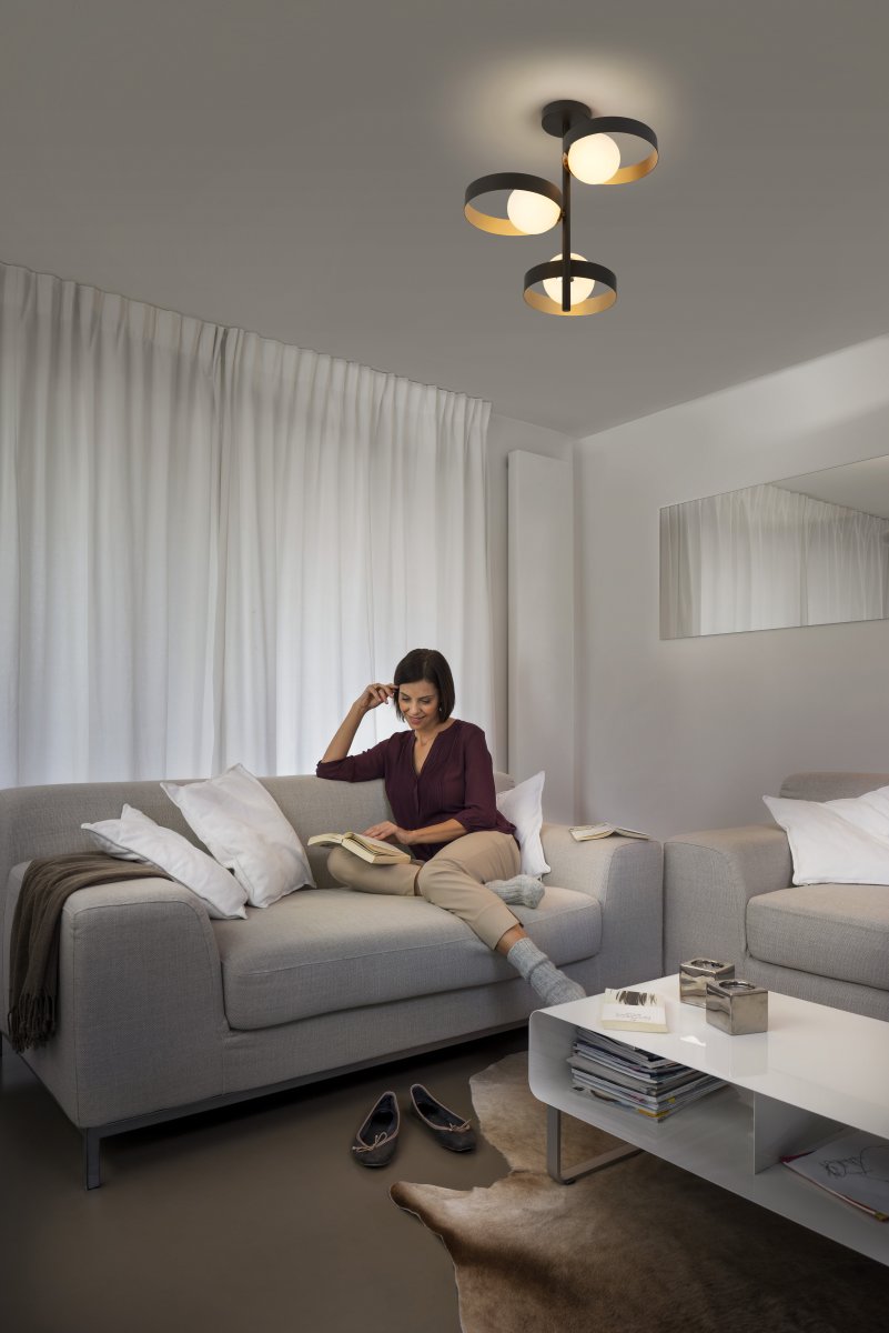 Memphis Ø32 Svart plafond från Ledvance - De tre sf&auml;riska glaskuporna i opalglas ger fin ljusspridning i rummet.