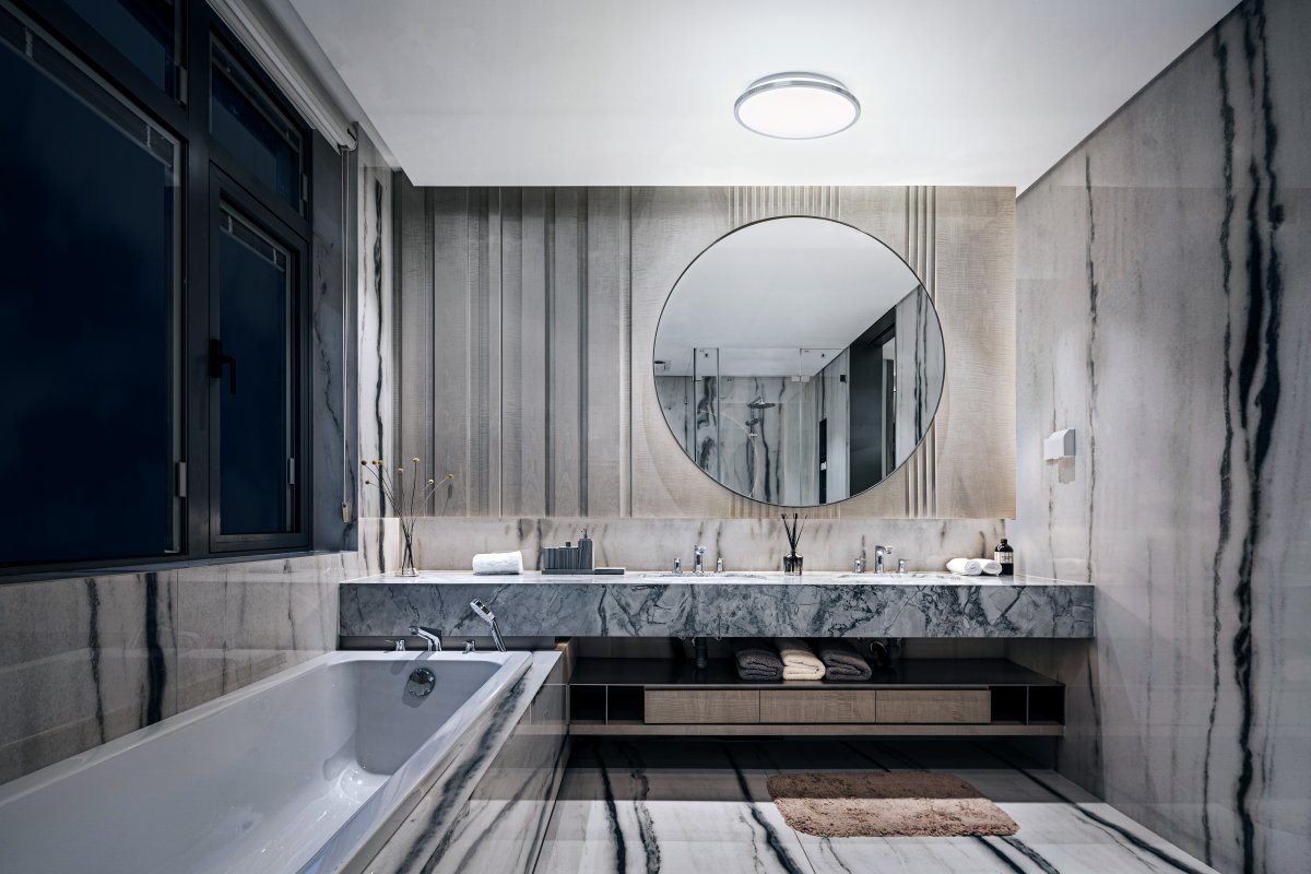 LED Bath Ø30 Krom badrumslampa från Osram - F&auml;rgtemperaturen g&aring;r att justera mellan 3000K varmvitt ljus och 4000K kallvitt ljus genom att trycka snabbt tv&aring; g&aring;nger p&aring; din v&auml;ggstr&ouml;mbrytare.