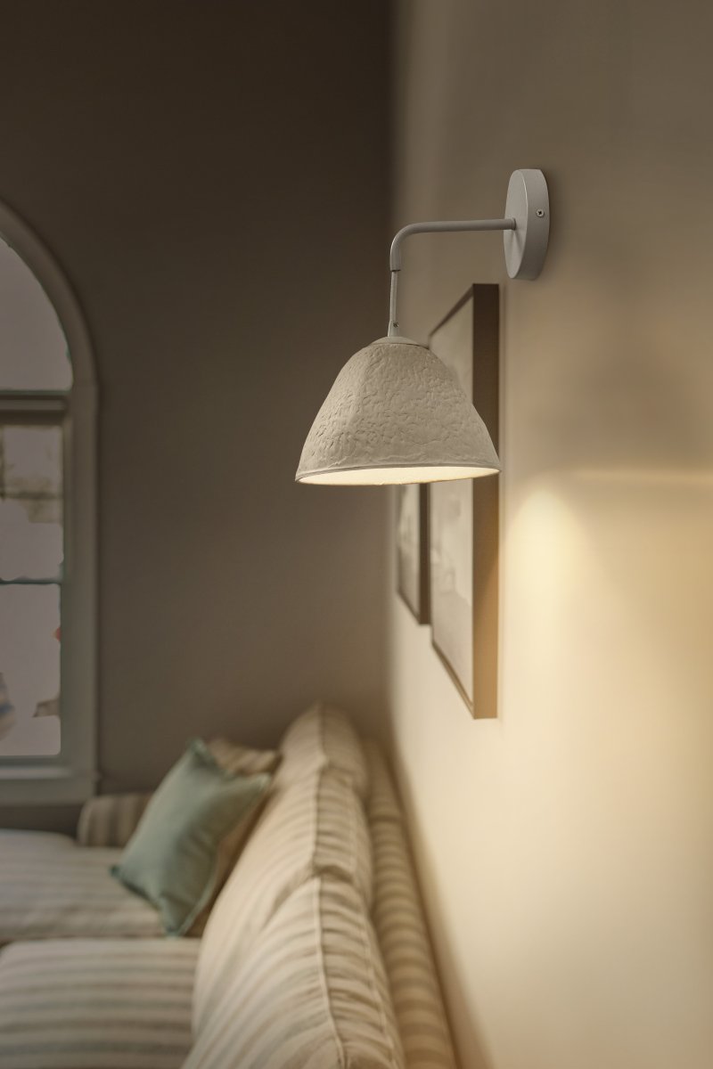 Camel Bell 22cm Vit vägglampa från Ledvance - Camel Bell &auml;r en vacker v&auml;gglampa gjord av pappermach&eacute; och st&aring;l.