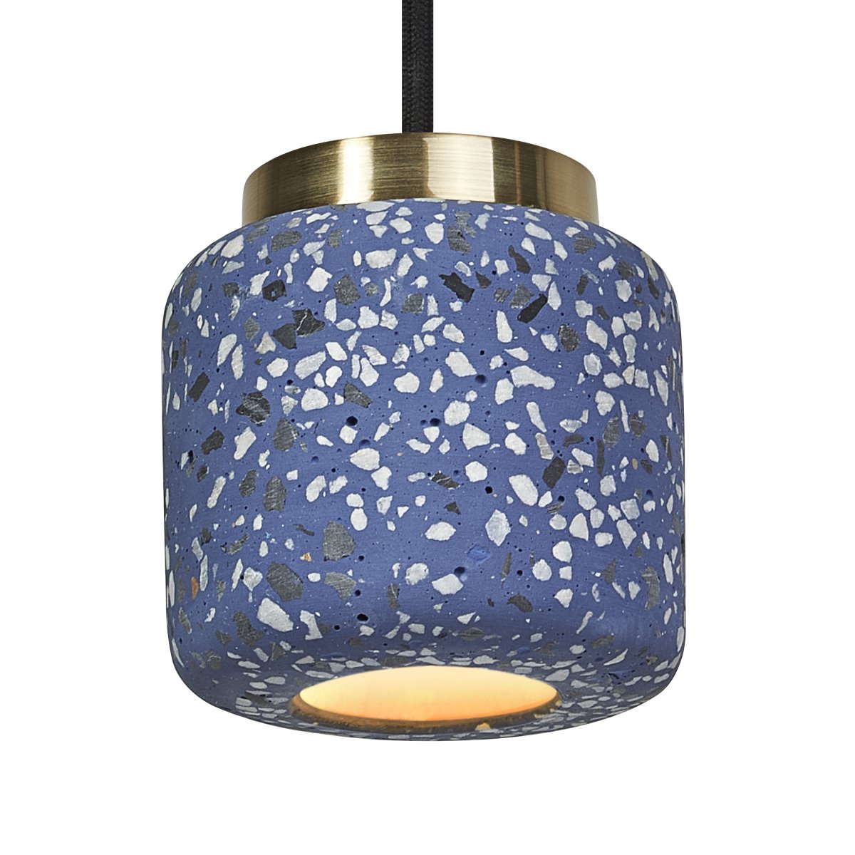 Terrazzo Ball Ø10 Blå taklampa från Ledvance - Detaljerna i m&auml;ssing bidrar med en elegans till rummet.