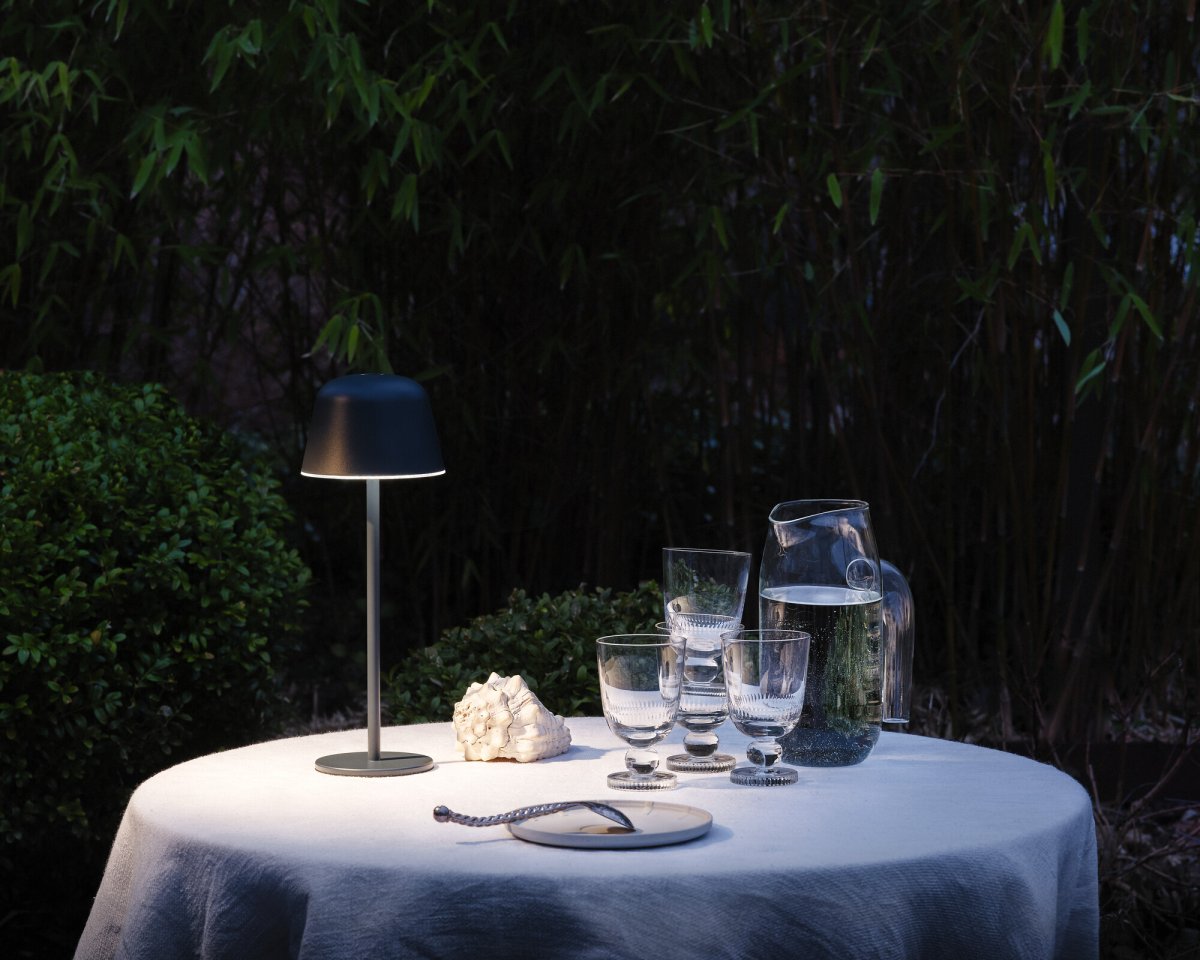 Table USB 30cm Mörkgrå portabel från Ledvance - Table USB &auml;r en stilren och praktisk bordslampa med touchsensor f&ouml;r av/p&aring; och stegl&ouml;s ljusreglering (5%-100%).