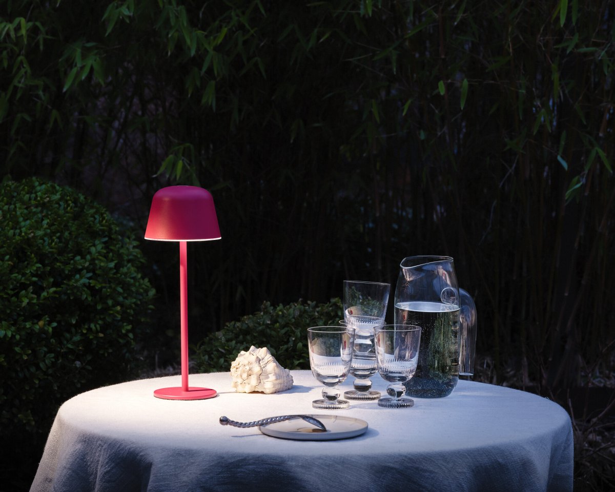 Table USB 30cm Magenta portabel från Ledvance - Table USB &auml;r en stilren och praktisk bordslampa med touchsensor f&ouml;r av/p&aring; och stegl&ouml;s ljusreglering (5%-100%).