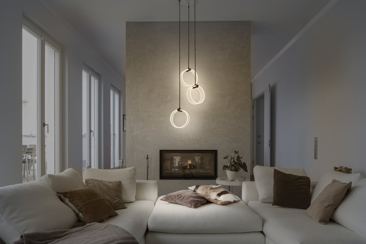 Circle PL Ø30 Svart taklampa från Osram - I f&ouml;rsta steget lyser lampan i ett varmvitt ljus p&aring; 3000K, i andra steget lyser den i ett kallvit ljus p&aring; 4200K och i tredje lyser den i 6500K (dagsljus).
