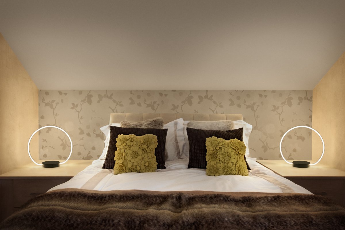 Aura 35cm Svart bordslampa från Ledvance - Lampan &auml;r 3 stegs dimbar med touch-str&ouml;mbrytaren p&aring; lampfoten s&aring; du kan justera ljusstyrkan efter behov.