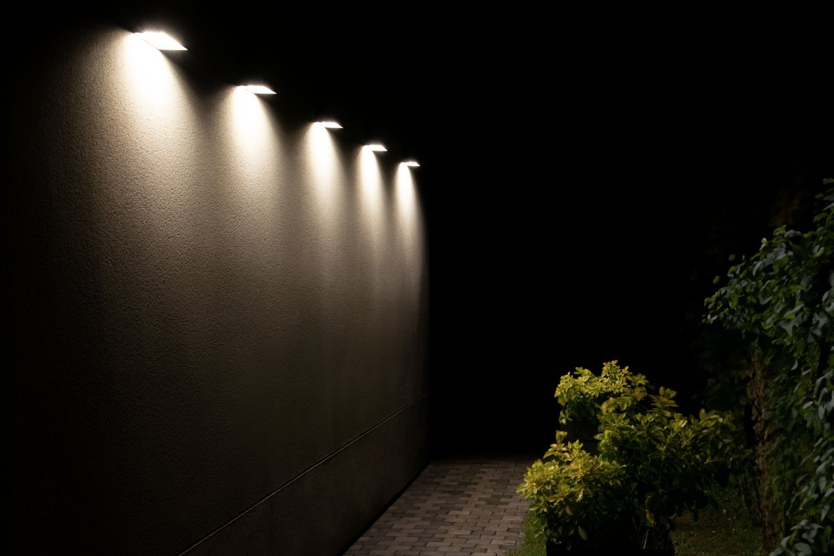 Bricklume Sensor Mörkgrå solcellslampa från Ledvance - Med IP65-klassning &auml;r den t&aring;lig mot v&auml;der och vind, perfekt f&ouml;r entr&eacute;er, garage och g&aring;ngv&auml;gar.