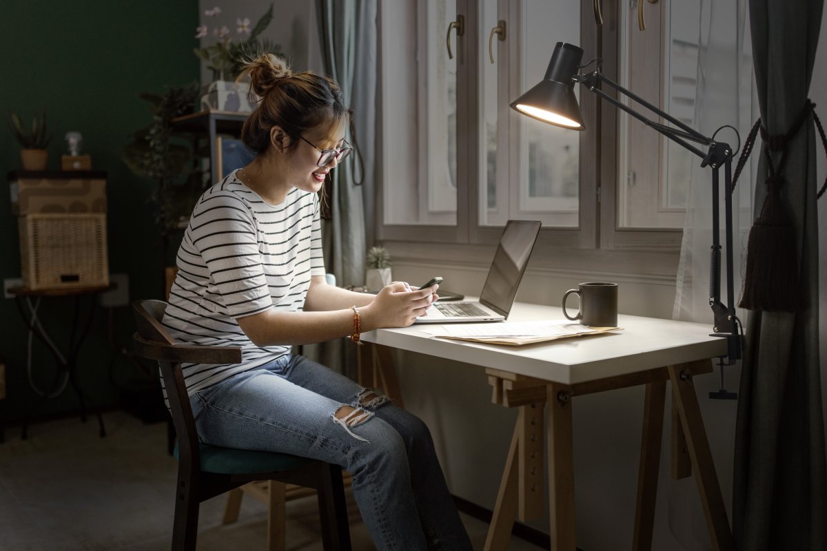 Office Retro Svart klämlampa från Ledvance - Lampan ger ett varmvitt och starkt ljus p&aring; 900lm och 3000K, perfekt som arbets- och l&auml;slampa.