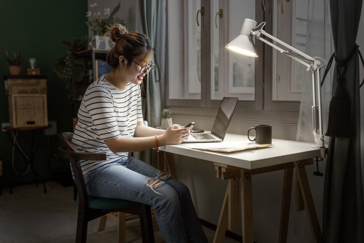 Office Retro Vit klämlampa från Osram - Lampan ger ett varmvitt och starkt ljus p&aring; 900lm och 3000K, perfekt som arbets- och l&auml;slampa.
