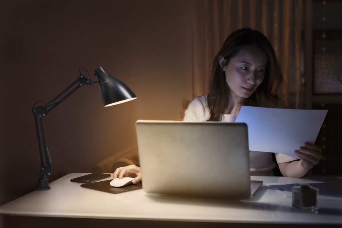 Office Pear Clip Svart klämlampa från Ledvance - Armen med tv&aring; leder g&aring;r att vinkla och justera i h&ouml;jd och sidled vilket g&ouml;r det till en flexibel lampa, ut&ouml;ver det har den en vridbar sk&auml;rm f&ouml;r individuell inst&auml;llning av ljuset.