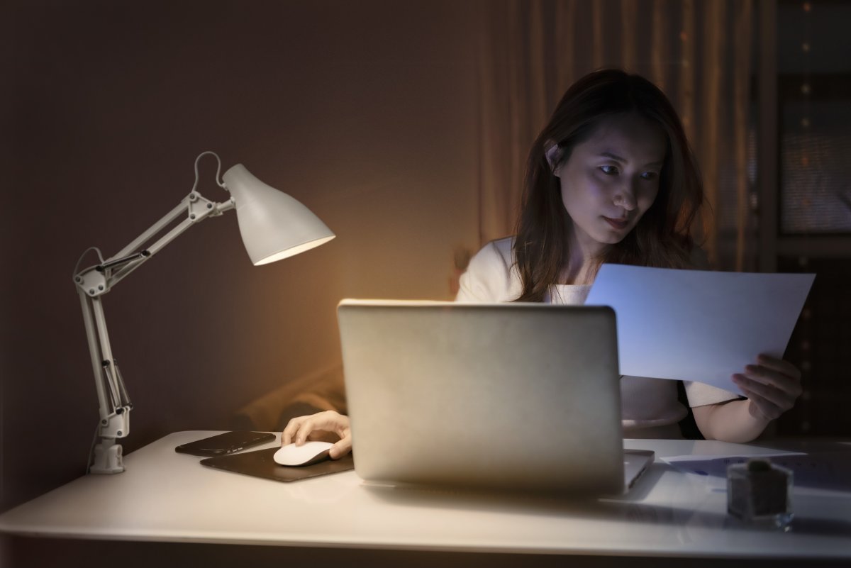 Office Pear Clip Vit klämlampa från Ledvance - Armen med tv&aring; leder g&aring;r att vinkla och justera i h&ouml;jd och sidled vilket g&ouml;r det till en flexibel lampa, ut&ouml;ver det har den en vridbar sk&auml;rm f&ouml;r individuell inst&auml;llning av ljuset.