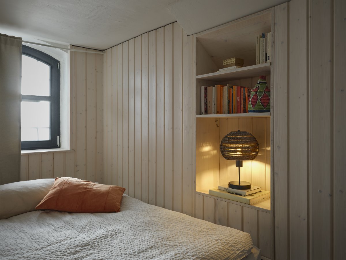 Cardboard Ball 38cm Brun bordslampa från Ledvance - Sk&auml;rmen gjord av flera lager kartong skapar ett vackert ljusspel rummet n&auml;r den &auml;r t&auml;nd och bidrar med en varm och naturlig atmosf&auml;r.