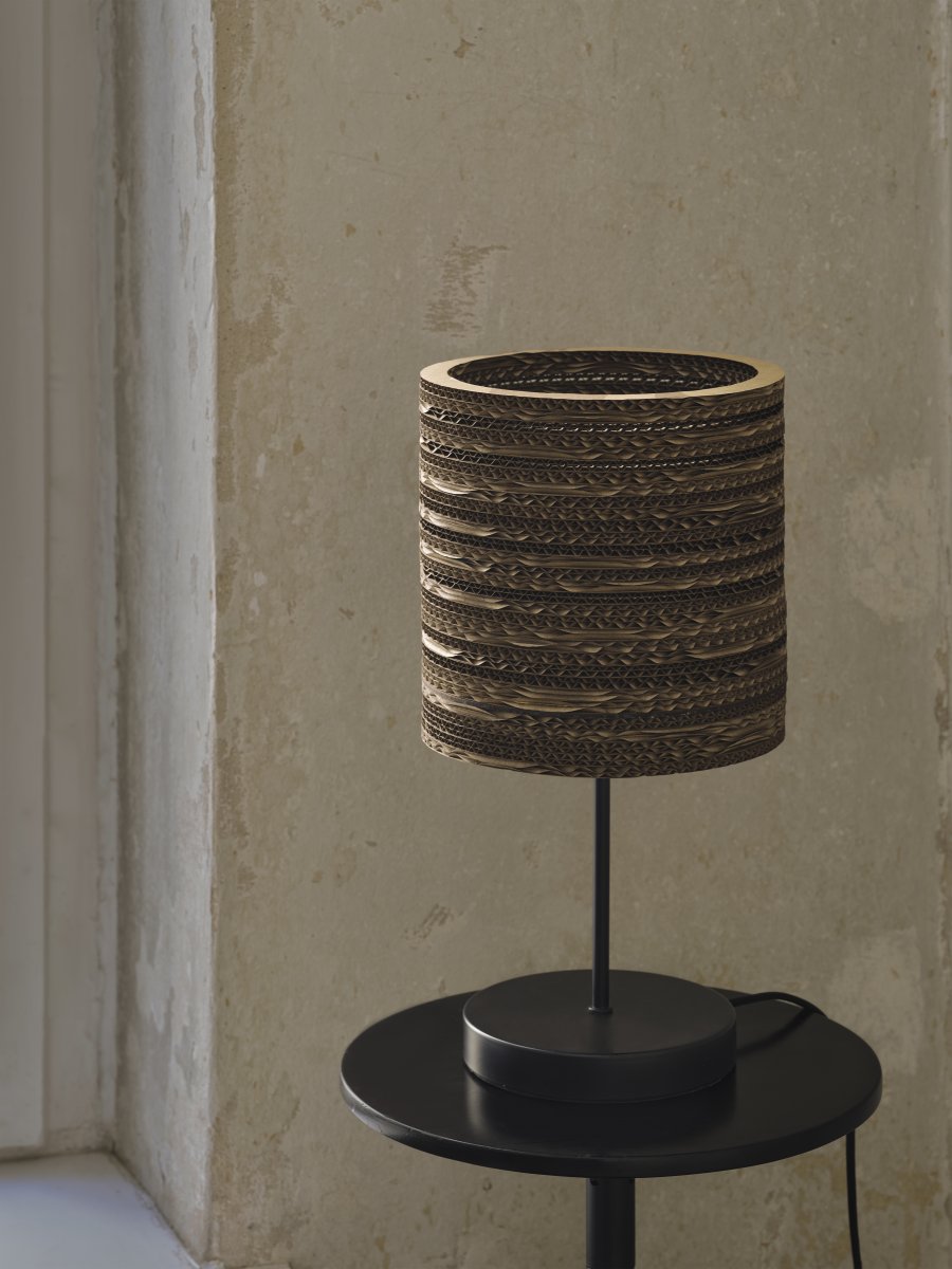 Cardboard Cylinder 38cm Brun bordslampa från Ledvance - Sk&auml;rmen gjord av flera lager kartong skapar ett vackert ljusspel rummet n&auml;r den &auml;r t&auml;nd och bidrar med en varm och naturlig atmosf&auml;r.