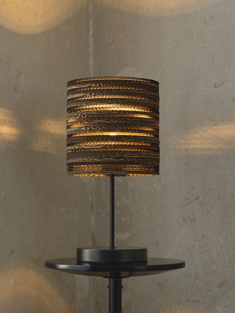 Cardboard Cylinder 38cm Brun bordslampa från Ledvance - Sk&auml;rmen gjord av flera lager kartong skapar ett vackert ljusspel rummet n&auml;r den &auml;r t&auml;nd och bidrar med en varm och naturlig atmosf&auml;r.