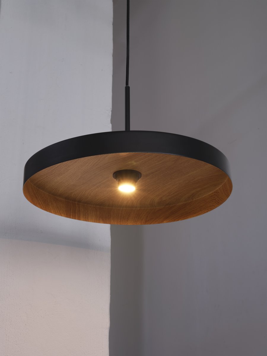 Plate Wood Ø40 Svart taklampa från Osram - Insidan av sk&auml;rmen har ett vackert brunt m&ouml;nster som efterliknar tr&auml; vilket ger en fin och varm ljusspridning i rummet.