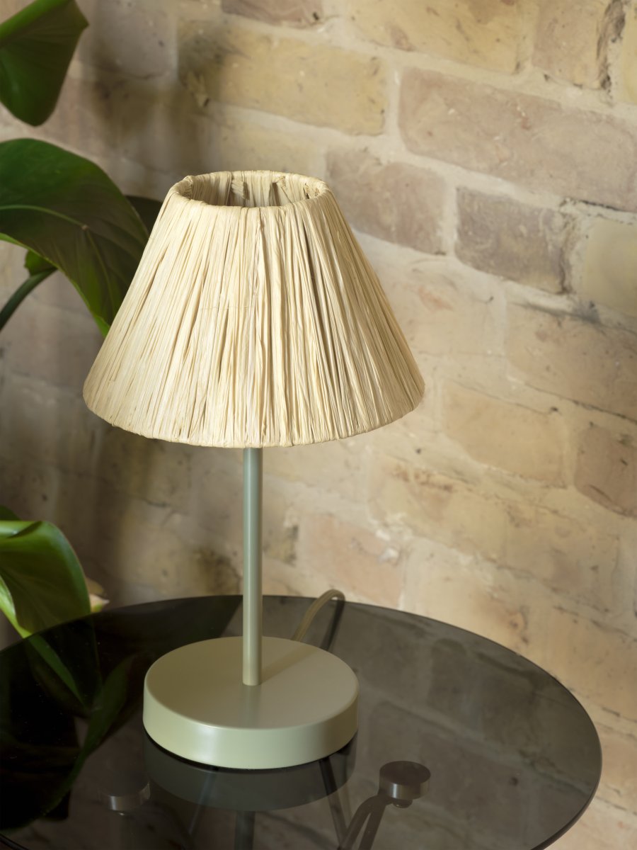 Raffia 33cm Natur bordslampa från Ledvance - Sk&auml;rmen gjord av raffia-palmer i kombination med den gr&ouml;na metallen bidrar med en varm och naturlig atmosf&auml;r till rummet.