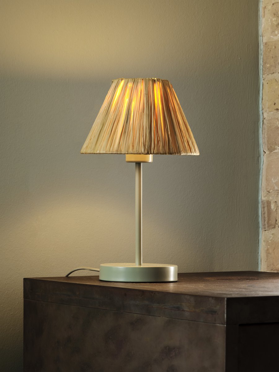 Raffia 33cm Natur bordslampa från Ledvance - Sk&auml;rmen gjord av raffia-palmer i kombination med den gr&ouml;na metallen bidrar med en varm och naturlig atmosf&auml;r till rummet.