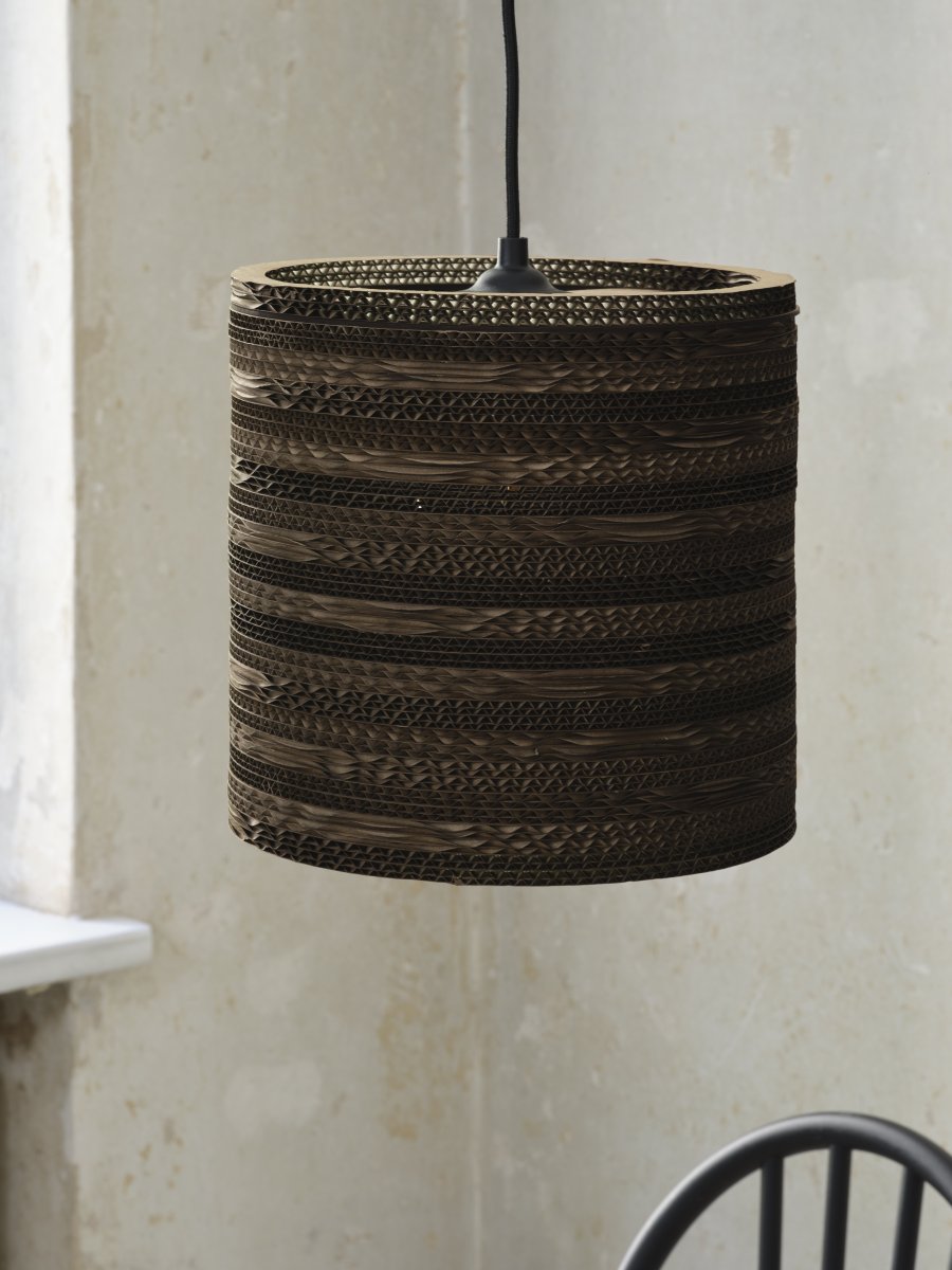 Cardboard Cylinder Ø25 Brun taklampa från Osram - Cardboard &auml;r en simpel pendel med h&aring;llbar design.
