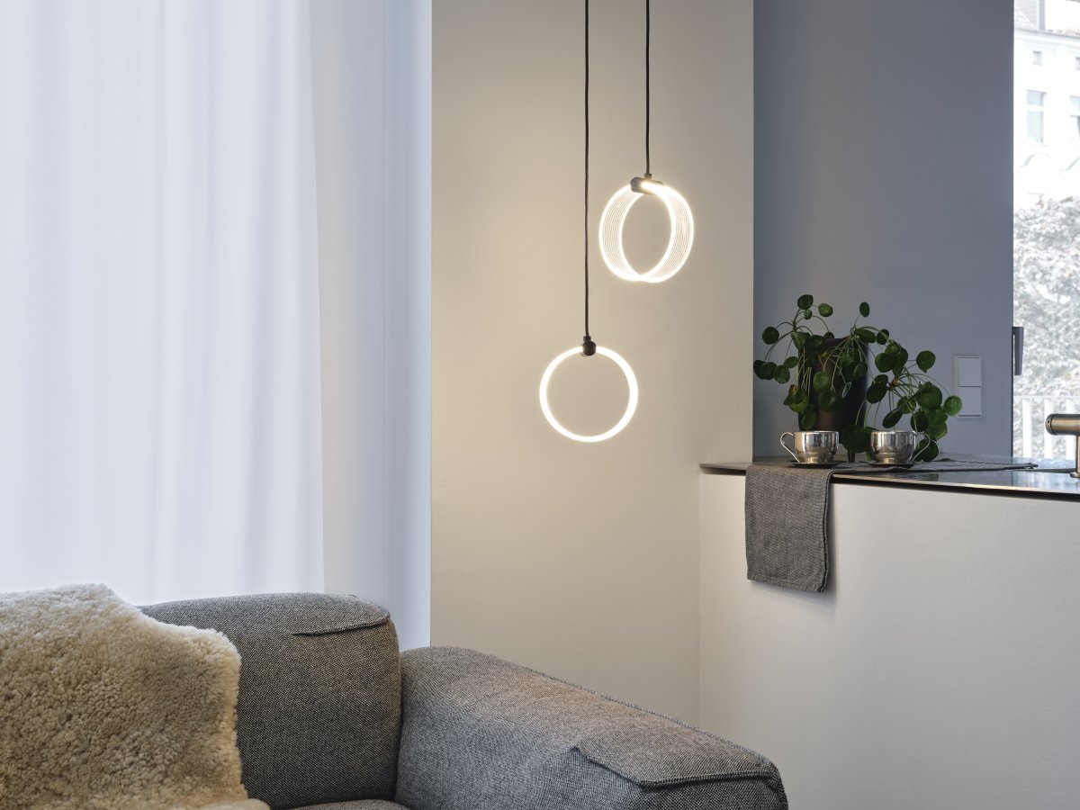 Circle PL 27cm Svart taklampa från Osram - I f&ouml;rsta steget lyser lampan i ett varmvitt ljus p&aring; 3000K, i andra steget lyser den i ett kallvit ljus p&aring; 4200K och i tredje lyser den i 6500K (dagsljus).