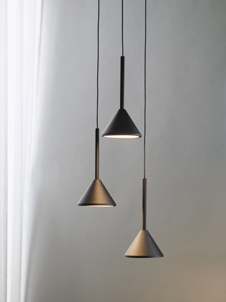 Fuji Ø30 Svart taklampa från Osram - De konformade sk&auml;rmarna ger ett bl&auml;ndfritt ljus ner&aring;t p&aring; 990lm och 3000K varmvitt ljus.