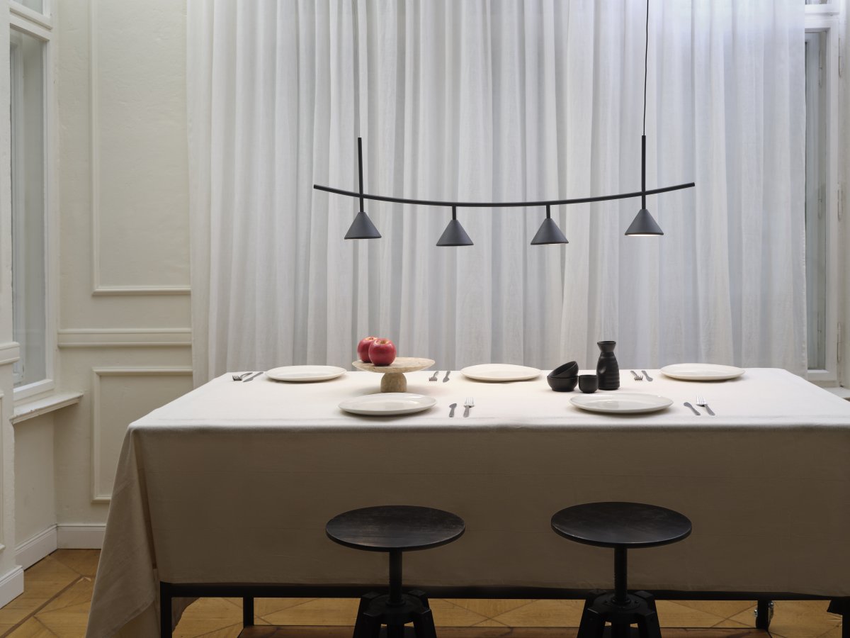 Fuji 120cm Svart taklampa från Osram - De konformade sk&auml;rmarna ger ett bl&auml;ndfritt ljus ner&aring;t p&aring; 1320lm och 3000K varmvitt ljus.