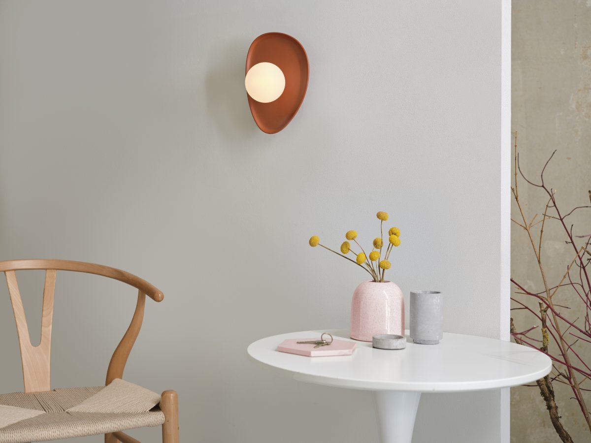 Clay Nest 26cm Brun vägglampa från Ledvance - Glaskupan i opal som omfamnar ljusk&auml;llan skapar ett fint och bl&auml;ndfritt ljus i rummet.