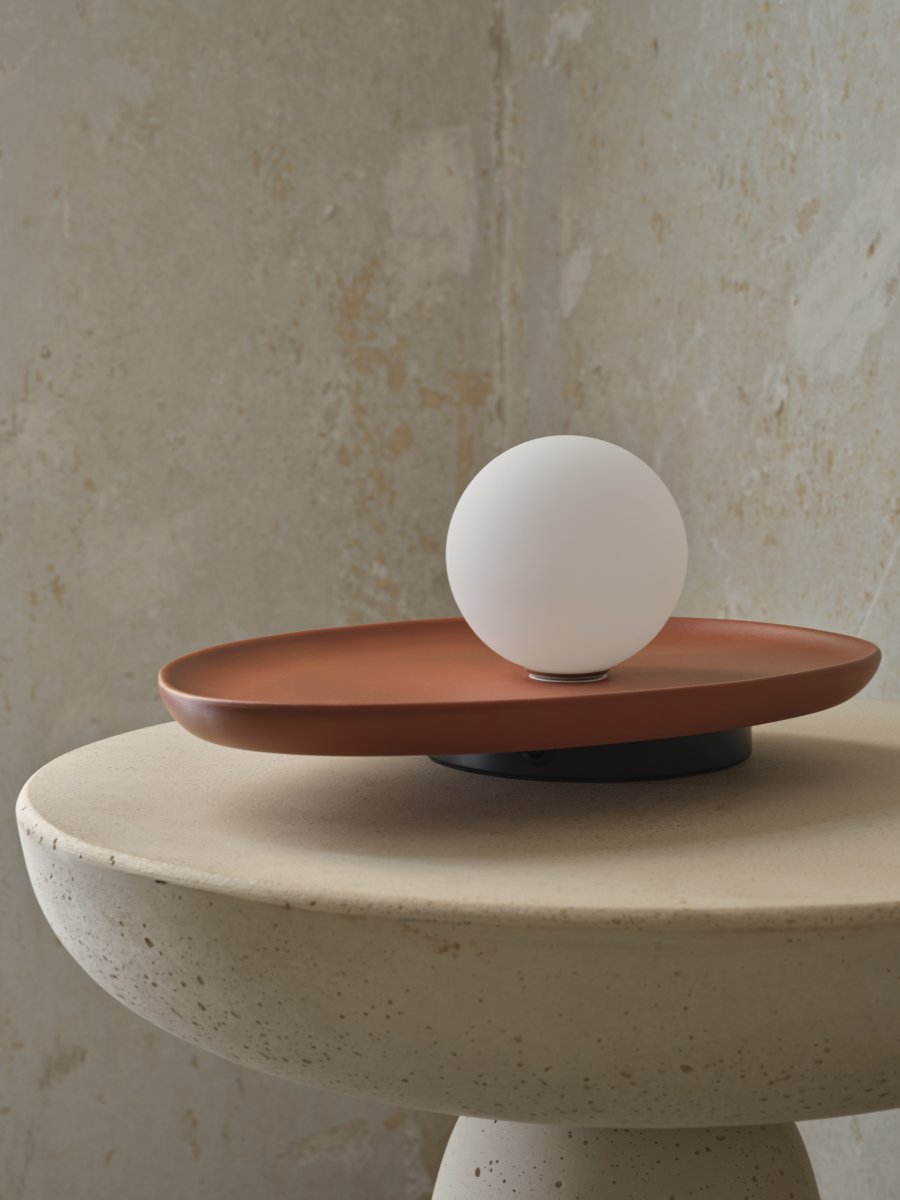 Clay Nest 14cm Brun bordslampa från Ledvance - Glaskupan i opal som omfamnar ljusk&auml;llan skapar ett fint och bl&auml;ndfritt ljus i rummet.