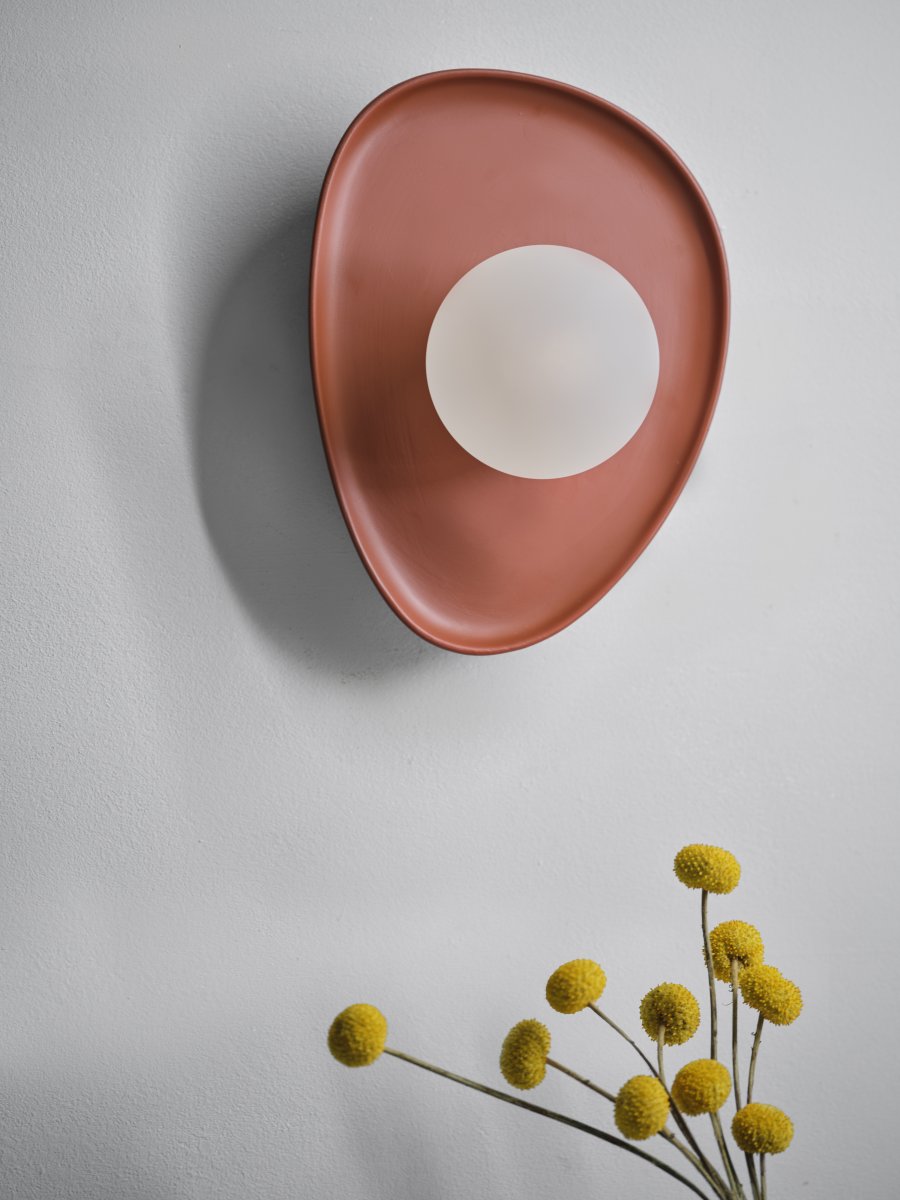 Clay Nest 26cm Brun vägglampa från Ledvance - Glaskupan i opal som omfamnar ljusk&auml;llan skapar ett fint och bl&auml;ndfritt ljus i rummet.