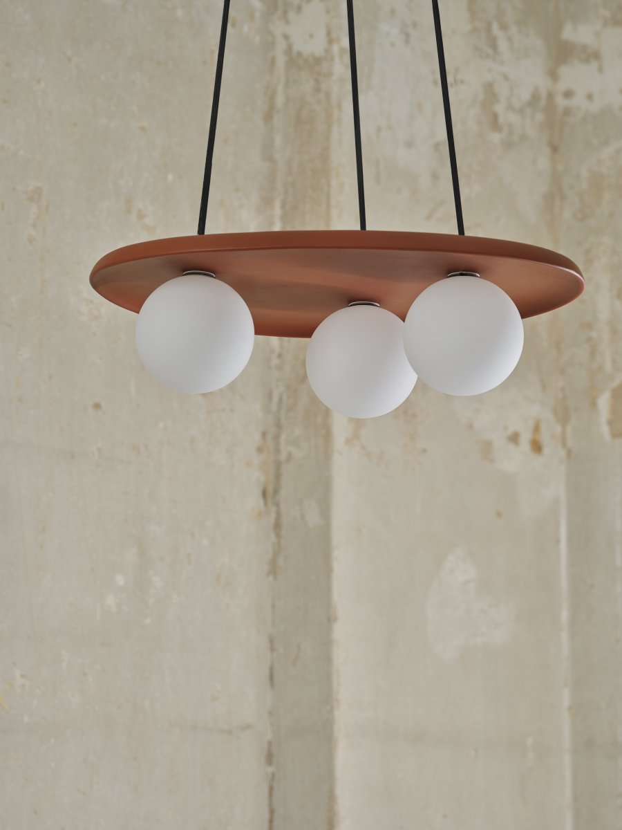 Clay Nest 50cm Brun taklampa från Osram - Glaskuporna i opal som omfamnar ljusk&auml;llorna skapar ett fint och bl&auml;ndfritt ljus i rummet.