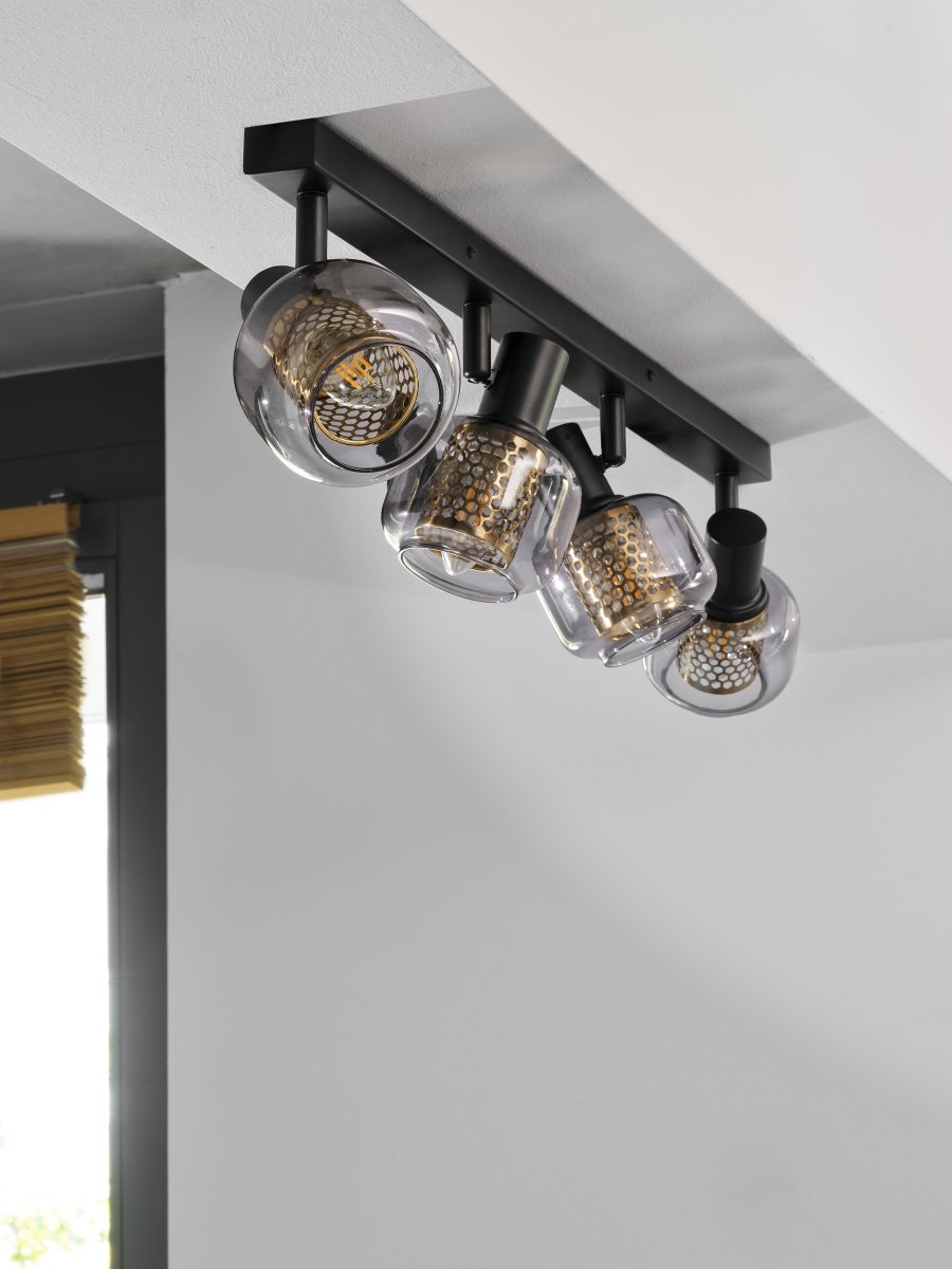 Firefly 4 Svart spotlight från Ledvance - De r&ouml;rliga spotlightsen med sk&auml;rmar av gr&aring;tonat glas i kombination med de guldiga detaljh&ouml;ljet som omfamnar ljusk&auml;llorna bidrar med en elegans till rummet.