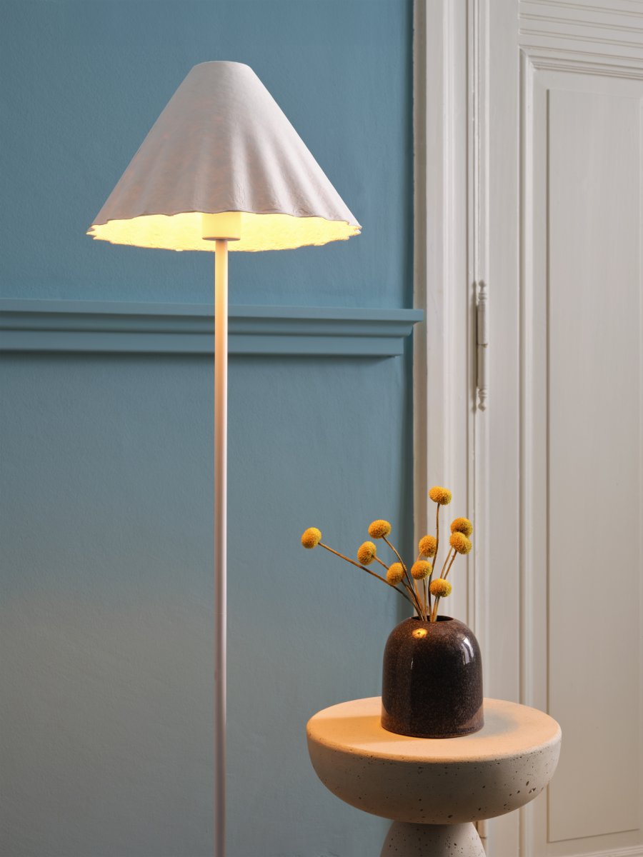 Pulp Vit golvlampa från Ledvance - Den dekorativa sk&auml;rmen av papper ger en fin ljusspridning i rummet.