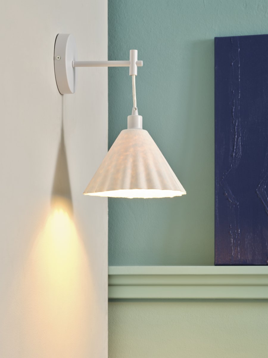 Pulp Ø20 Vit vägglampa från Ledvance - Pulp &auml;r en vacker v&auml;gglampa gjord av pappermach&eacute; och st&aring;l.