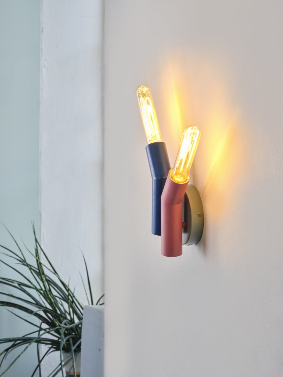 Straw 2 Flerfärgad vägglampa från Ledvance - Straw &auml;r en lekfull v&auml;gglampa med h&auml;rliga kul&ouml;rer.