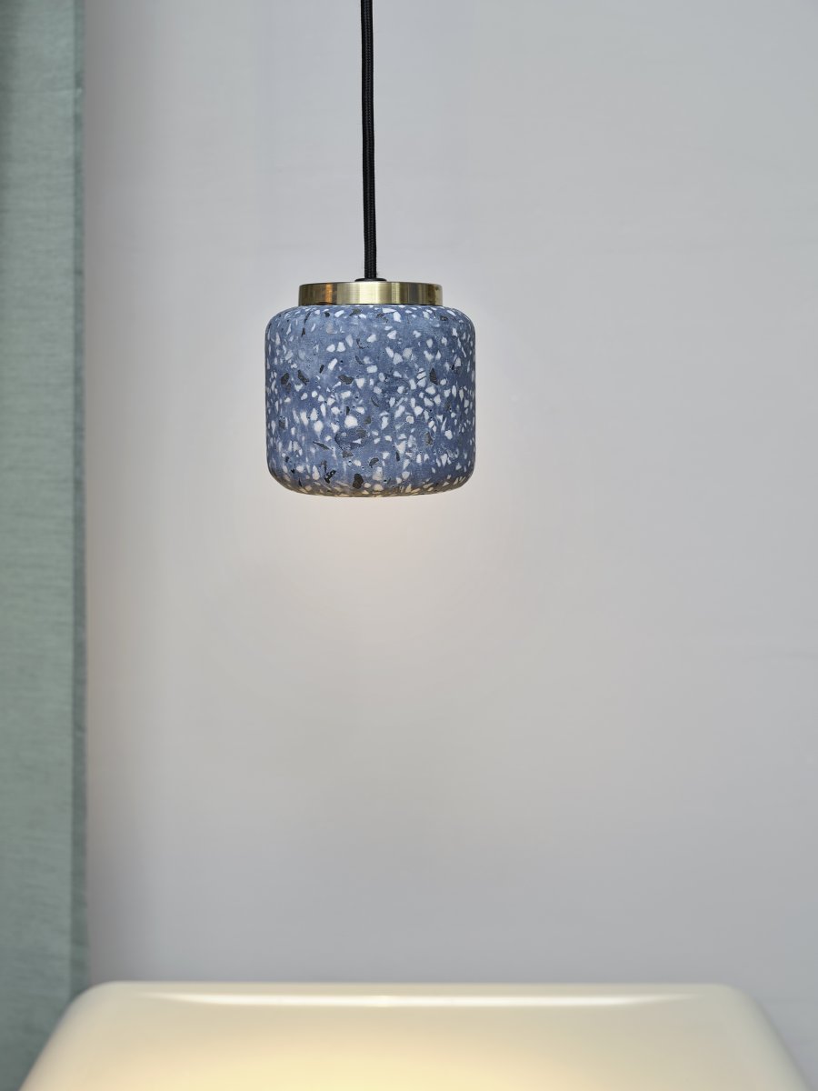 Terrazzo Ball Ø10 Blå taklampa från Ledvance - Detaljerna i m&auml;ssing bidrar med en elegans till rummet.