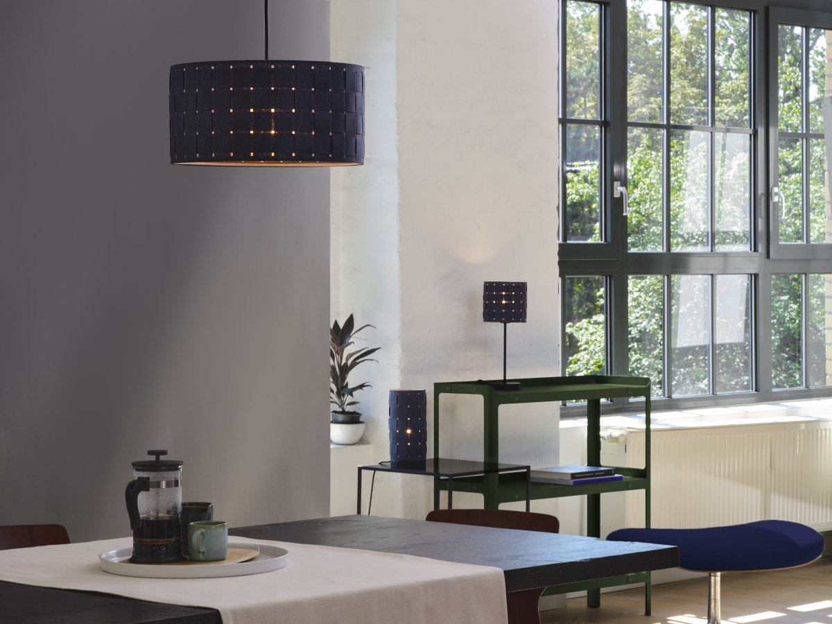 Felt Weaving Ø48 Mörkgrå taklampa från Ledvance - Dekorativ pendel med sk&auml;rm gjord av fl&auml;tad filt vilket ger en fin och varm ljusspridning i rummet.