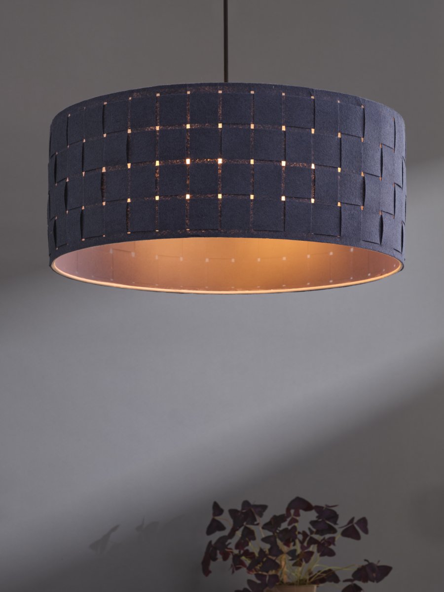 Felt Weaving Ø48 Mörkgrå taklampa från Ledvance - Dekorativ pendel med sk&auml;rm gjord av fl&auml;tad filt vilket ger en fin och varm ljusspridning i rummet.