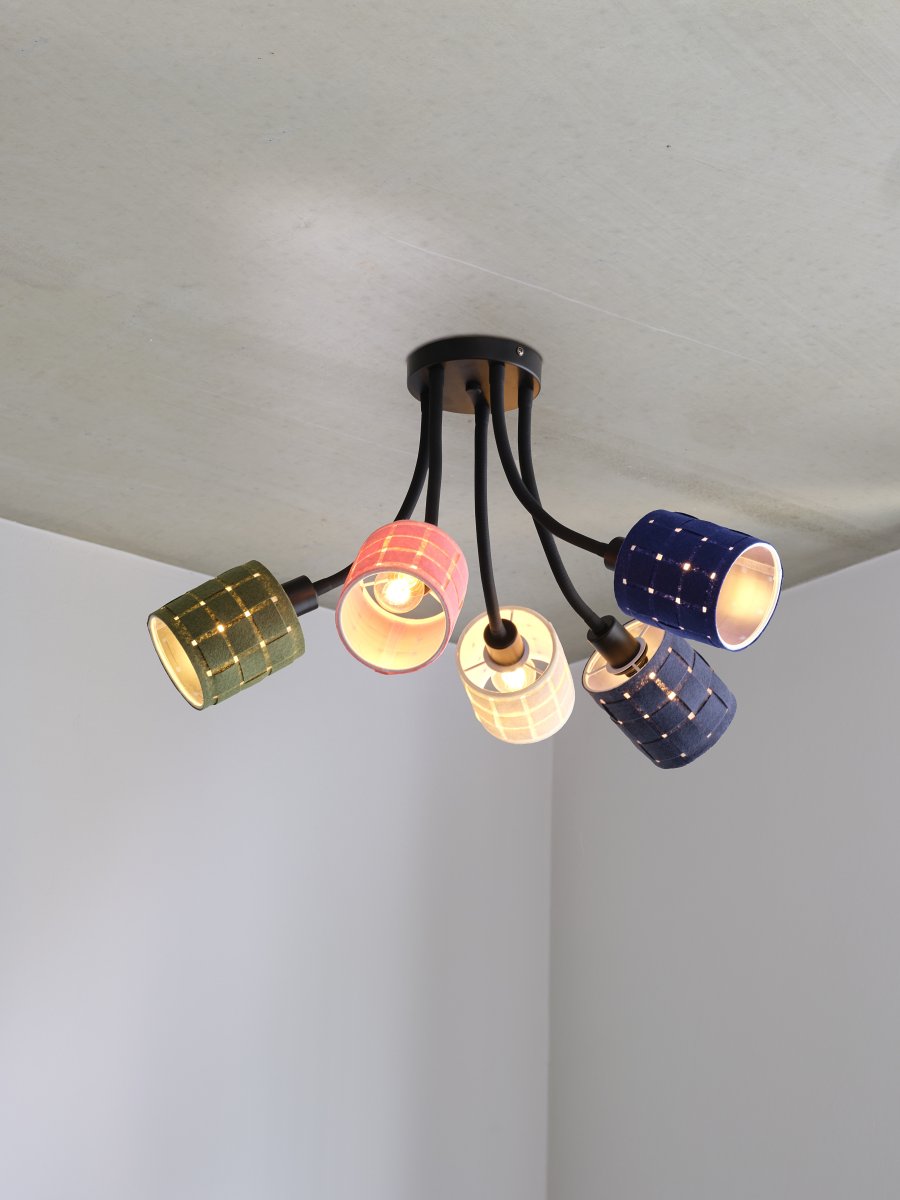 Felt Weaving Cans 63cm Flerfärgad plafond från Ledvance - Varje arm har en sk&auml;rm av fl&auml;tad filt vilket ger en fin och varm ljusspridning i rummet.