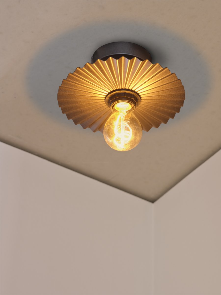 Plissee Ø20 Mörkgrå plafond från Osram - Den v&aring;giga sk&auml;rmen skapar ett vackert ljusspel i rummet n&auml;r lampan &auml;r t&auml;nd.