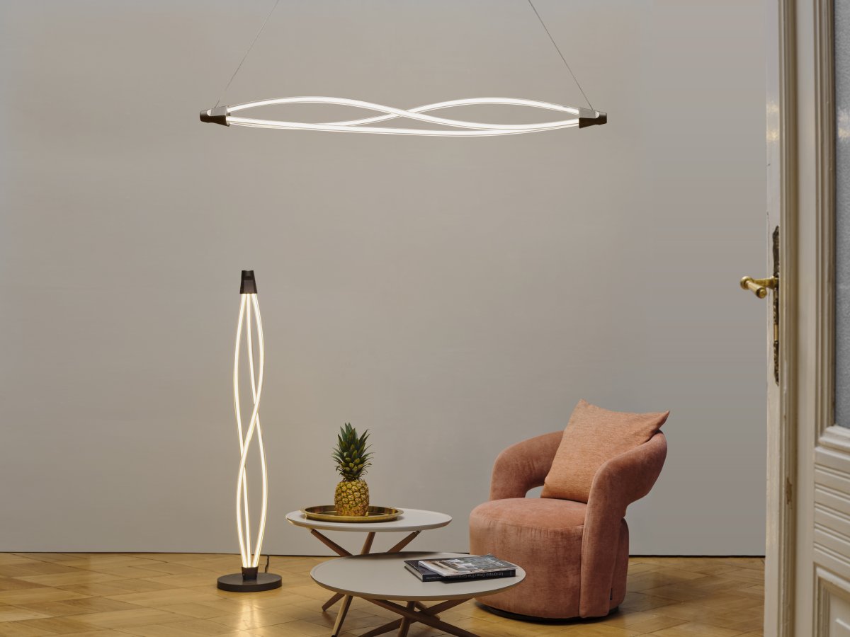 Swirl 128cm Svart taklampa från Osram - Lampan &auml;r 3-stegs dimbar med din vanliga v&auml;ggstr&ouml;mbrytare s&aring; du kan justera ljusstyrkan efter behov.