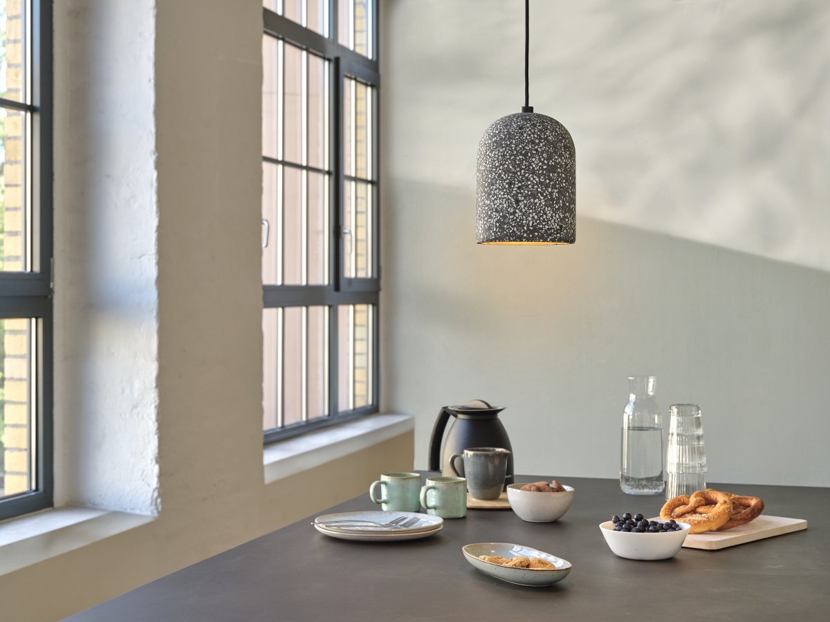 Pill Ø15 Svart taklampa från Ledvance - &Ouml;ppningen i botten g&ouml;r att du f&aring;r ett bl&auml;ndfritt ljus riktat ner&aring;t.