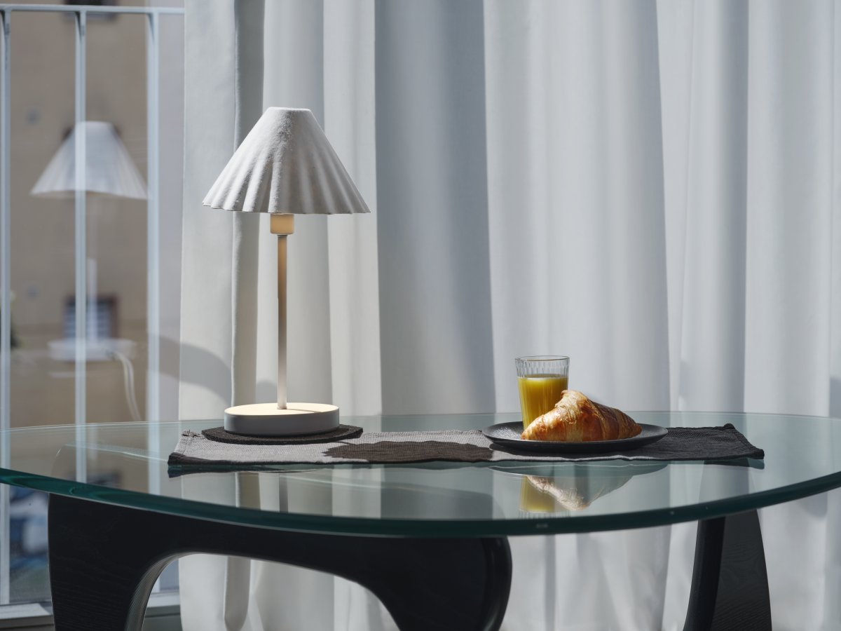 Pulp 40cm Vit bordslampa från Ledvance - Den dekorativa sk&auml;rmen av papper ger en fin ljusspridning i rummet.