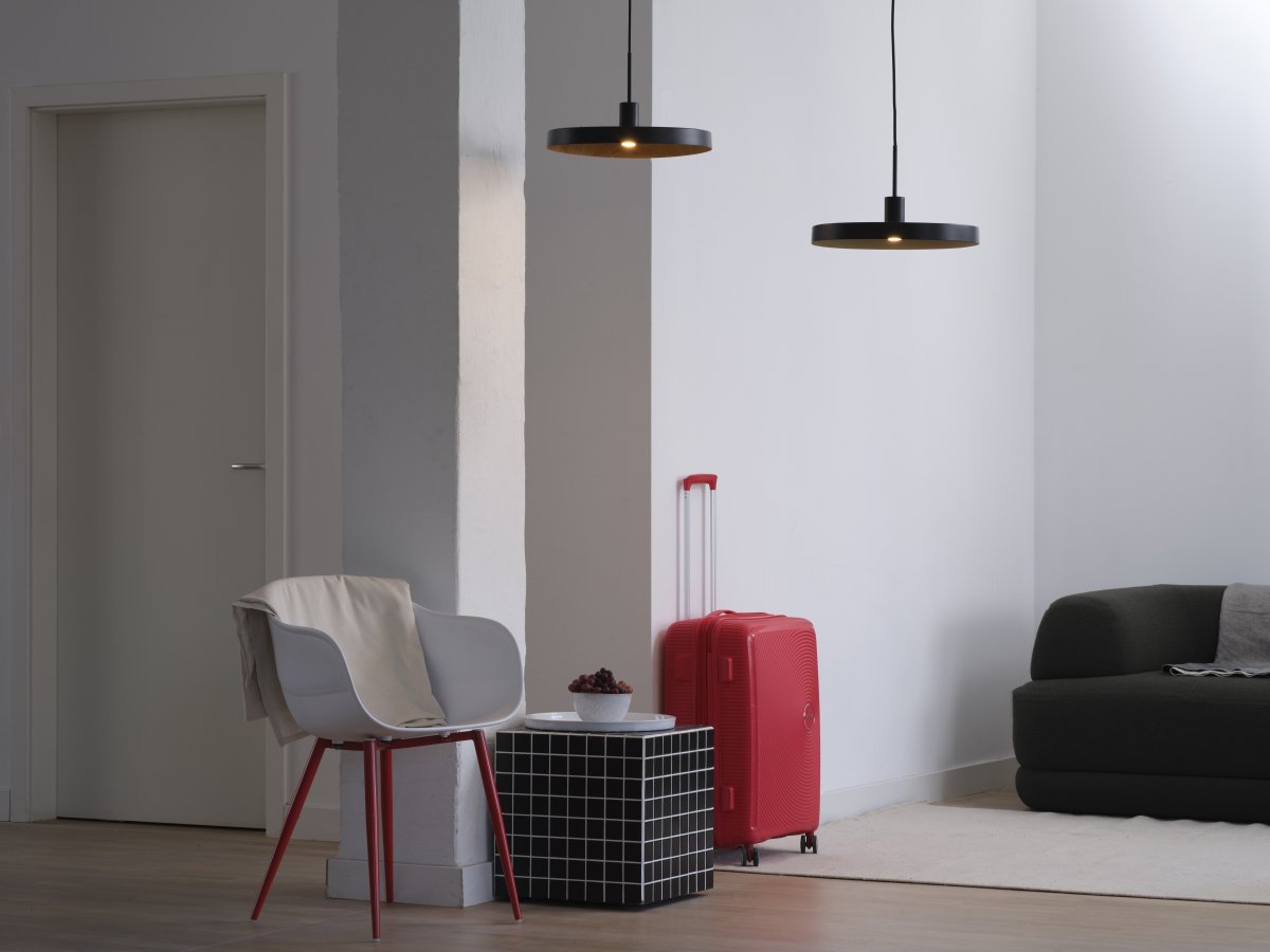 Plate Wood Ø40 Svart taklampa från Osram - Insidan av sk&auml;rmen har ett vackert brunt m&ouml;nster som efterliknar tr&auml; vilket ger en fin och varm ljusspridning i rummet.
