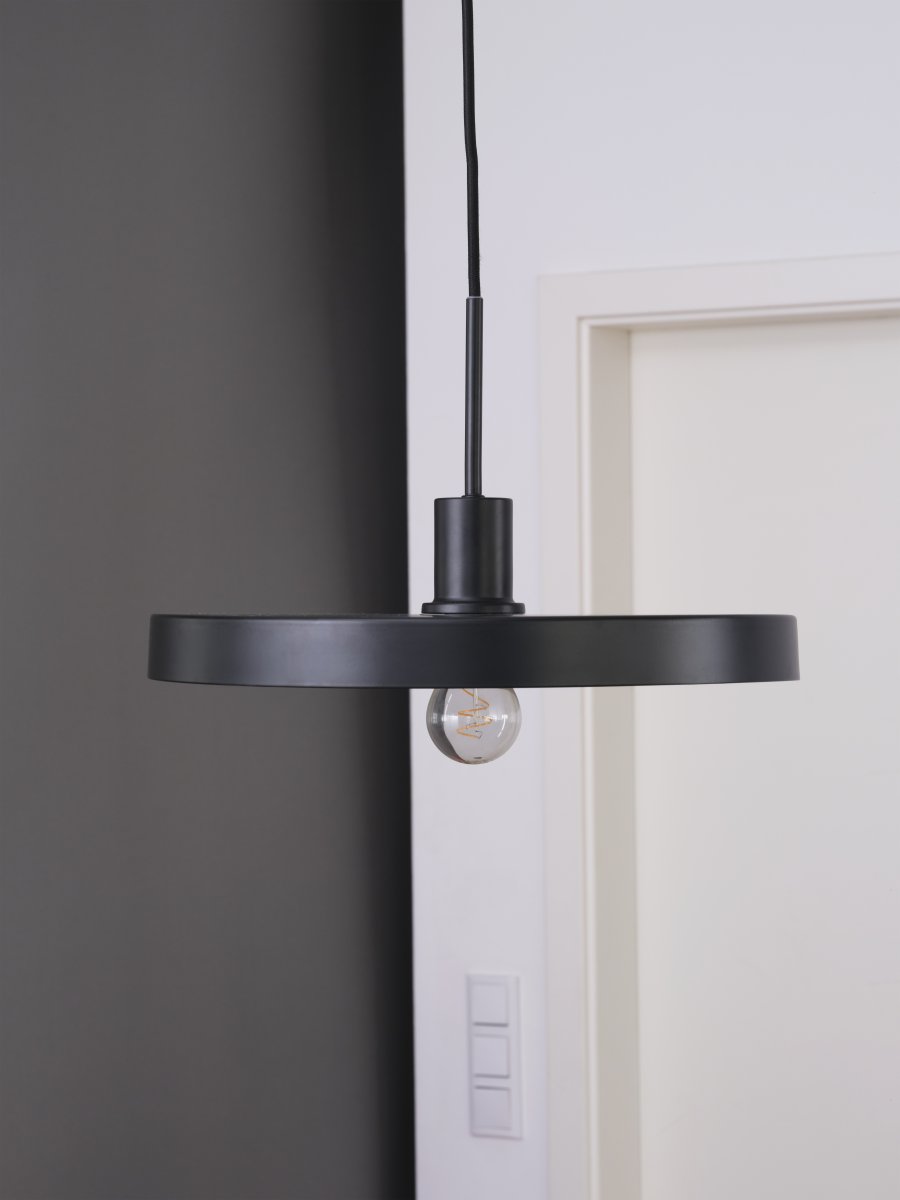 Plate Ø40 Svart taklampa från Ledvance - Insidan av sk&auml;rmen har en beige f&auml;rg vilket ger en fin och ljus ljusspridning i rummet.