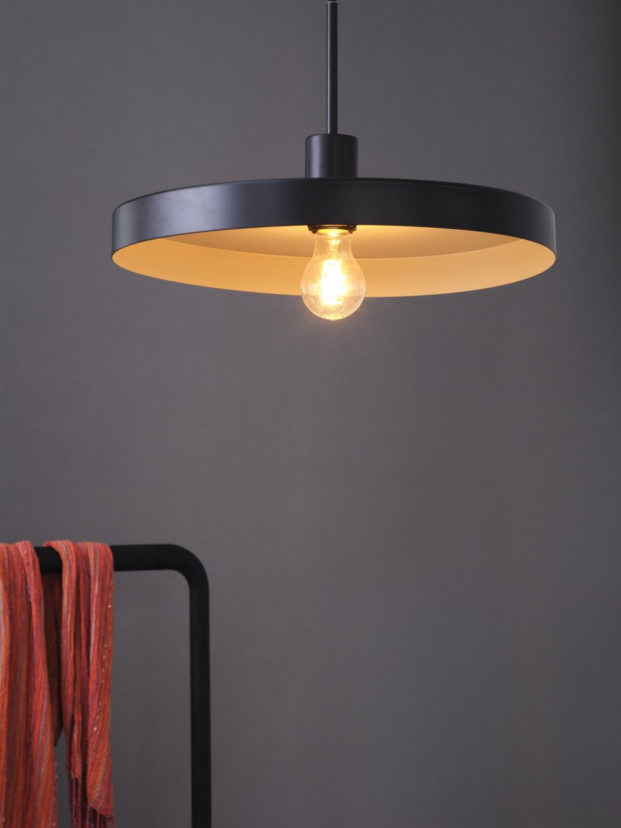 Plate Ø40 Svart taklampa från Ledvance - Insidan av sk&auml;rmen har en beige f&auml;rg vilket ger en fin och ljus ljusspridning i rummet.