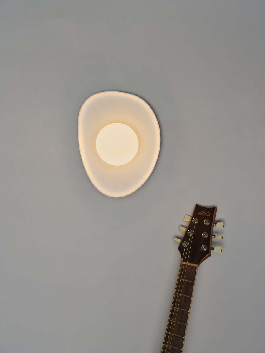 Plaster Nest 26cm Vit vägglampa från Osram - Glaskupan i opal som omfamnar ljusk&auml;llan skapar ett fint och bl&auml;ndfritt ljus i rummet.